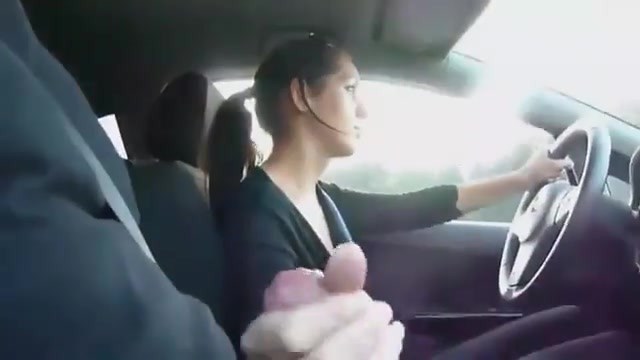 Девушка дрочит парню и  управляет авто